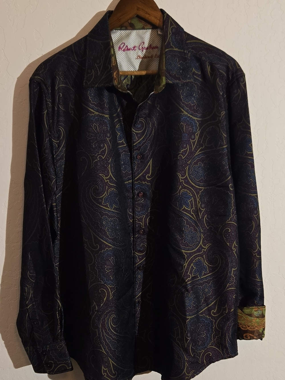 Robert Graham Men’s Dark Paisley Button-Up Shirt